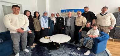 Bakan Gkta Berlin'de ilk kuak Trklerden elik ve Umar ailelerini ziyaret etti