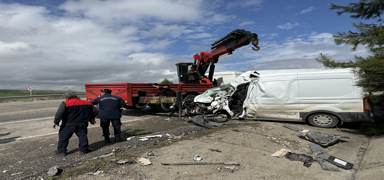 Kamyonla minib�s�n �arp��t��� kazada 1 ki�i hayat�n� kaybetti