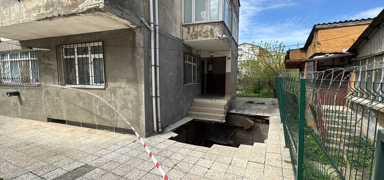 Pendik'te apartmann giriindeki zemin ksmen kt