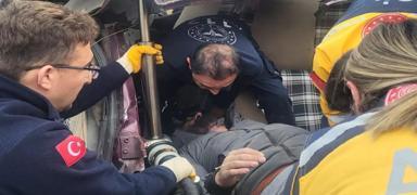 Kamyonla otomobil kafa kafaya arpt: 3 yaral
