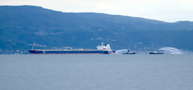 zmit Krfezi'nde korkutan yangn! Ham petrol tankerinden dumanlar ykseldi