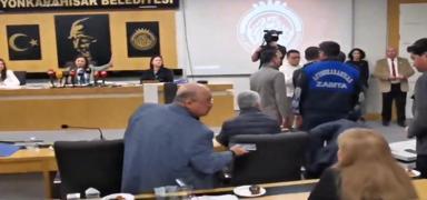 �nce tehdit ettiler sonra meclisten att�lar