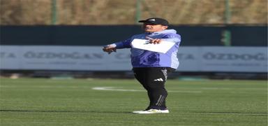 Emre Bel�zo�lu: �n�m�zde kolay ma�lar yok