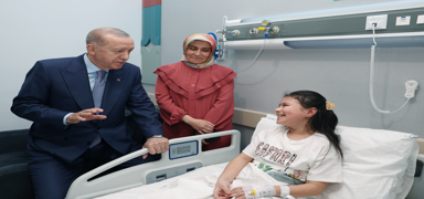Cumhurbakan Erdoan, Baclar Kadn Doum ve ocuk Hastalklar Hastanesi'nde hastalar ziyaret etti