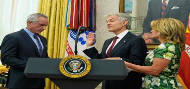 Yemin ederek g�revine ba�lad�