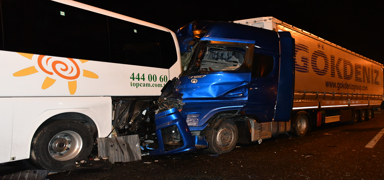 Bilecik'te trn tur otobsne arkadan arpt kazada 13 kii yaraland