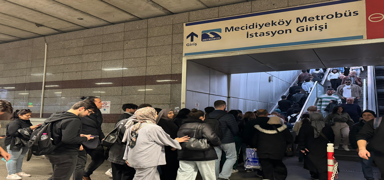 stanbul'da yine bir 'yryen merdiven' krizi! Metrobs duranda younluk olutu