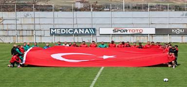Sivasspor antrenmanda dev Trk bayra at