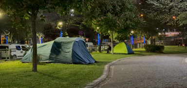 �stanbullu deprem korkusuyla ikinci geceyi de d��ar�da ge�irdi