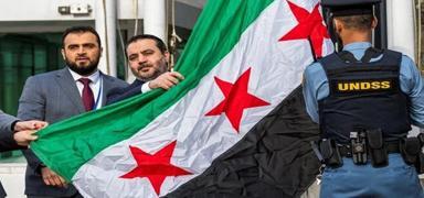 Yeni Suriye bayra New York'ta gndere ekildi