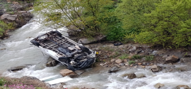 Hakkari'de minibs arampole devrildi: 2 l