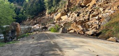 Giresun'da heyelan! Yol ulama kapand