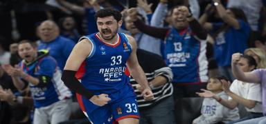 Anadolu Efes, Atina'da 'drtl final' iin parkeye kacak