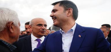 Depremin yaralar� sar�l�yor! Bakan Kurum, depremzede �ocu�a hal� saha s�z� verdi