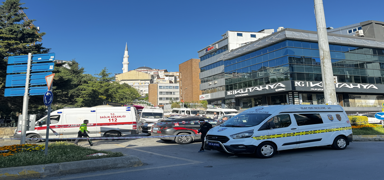 Kathane'de feci kaza! Servis arac kaldrmdaki insanlarn aras dald: 1 l, 3 yaral