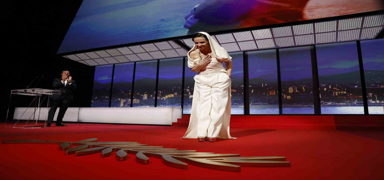 Juliette Binoche Cannes alnda Filistinli gazeteci Hassona'y and