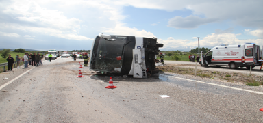 Konya'da yolcu otobs devrildi
