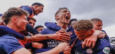 9 puan geriden geldi! Hollanda'da �ampiyon PSV