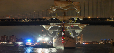 Meksika donanmasna ait gemi New York Brooklyn Kprs'ne arpt: l ve yarallar var