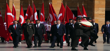 Bakan Bak beraberindeki heyetle Antkabir'i ziyaret etti