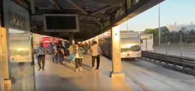 Metrobs duranda skandal anlar: BB yolcular kilometrelerce yrtt