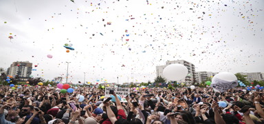 Babas�n�n �a�r�s� binlerce ki�i toplad�! Kanseri yenen Ali Asaf i�in g�ky�z�ne balonlar b�rak�ld�