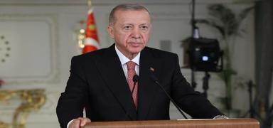 Eserleriyle bugn bile kitlelere yn veriyor