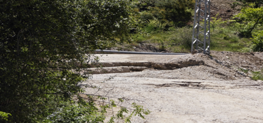 Erzurum'da toprak kaymas�! Yollarda ve evlerde hasar olu�tu