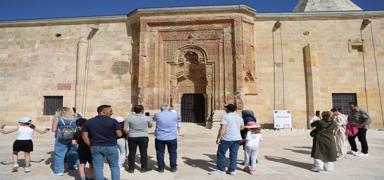Esrarengiz glgeleri grmek isteyenler 8 asrlk camiye akn etti
