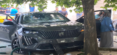 Kontrolden ��kan ara� hastane bah�esine dald�: 1 �l�, 1 yaral�