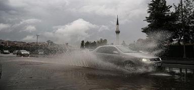 Bir anda bastrd: Yamur nedeniyle cadde ve sokaklar gle dnd