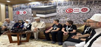 Biri 98 dieri 12 yanda! Diyanet leri Bakan Erba en yal ve en gen hac adaylaryla bulutu