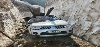 Rize'de zerine kaya paras den kamyonetteki 1 kii ld, 2 kii yaraland