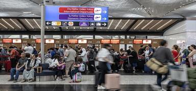 stanbul'daki havalimanlarnda bayram younluu yaanyor