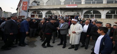 Bakan Tekin, bayram namazn memleketinde kld