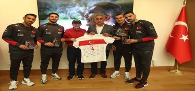 TFF Ba�kan� �brahim Hac�osmano�lu ve milli futbolculardan Aziz Sancar'a ziyaret