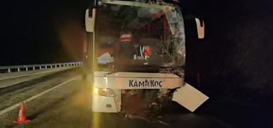 Konya'da yolcu otobsyle arpan otomobilin srcs ld, 8 kii yaraland