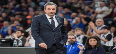 Anadolu Efes'te Luca Banchi dnemi sona erdi