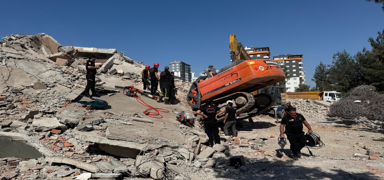 Kahramanmara'ta hasarl bina i makinesinin zerine devrildi