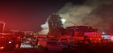 Bahelievler'de oto saniye sitesinde byk yangn