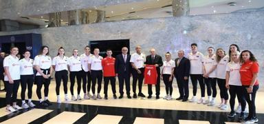 Cumhurbakan Erdoan, A Milli Kadn Voleybol Takm ile bir araya geldi
