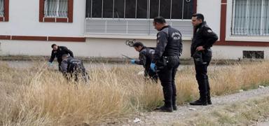 evredekiler fark etti: Gngren'de bo arazide 3 aylk bebek bulundu