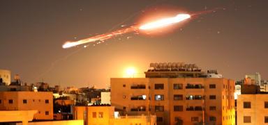 �ran f�zeleri �srail semalar�nda... Tel Aviv'de pe� pe�e patlama