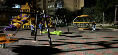 Parkta oynarken kalbi duran ocuk kalp masajyla hayata tutundu