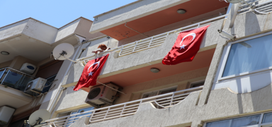 ehit Pilot Albay Maden'in zmir'deki babaevine Trk bayra asld