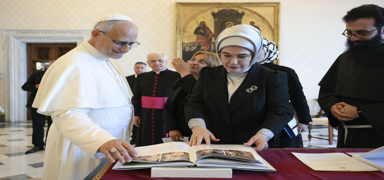 Emine Erdoan, Papa 14. Leo ile grt