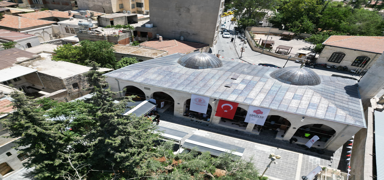 Aylar sonra ilk cuma namaz: Depremde zarar gren cami ibadete ald