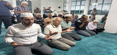 Camilerde dua zinciri: Yangnlarn bitmesi iin eller semaya ald