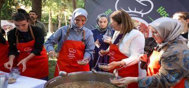 KADEM'den �ehzade Camii'nde 1500 ki�ilik a�ure ikram�