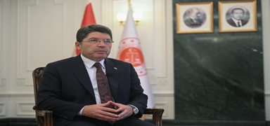 183. maddeye iaret etti! Bakan Tun'tan davalarn TRT'de yaynlanmasna ilikin aklama